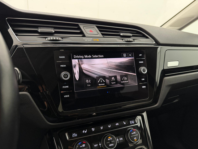 Volkswagen Touran 1.5 TSI Highline 7p Automaat | Adaptive Cruise Control | Parkeersensoren | Stoelverwarming | Apple CarPlay