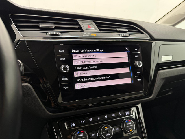 Volkswagen Touran 1.5 TSI Highline 7p Automaat | Adaptive Cruise Control | Parkeersensoren | Stoelverwarming | Apple CarPlay