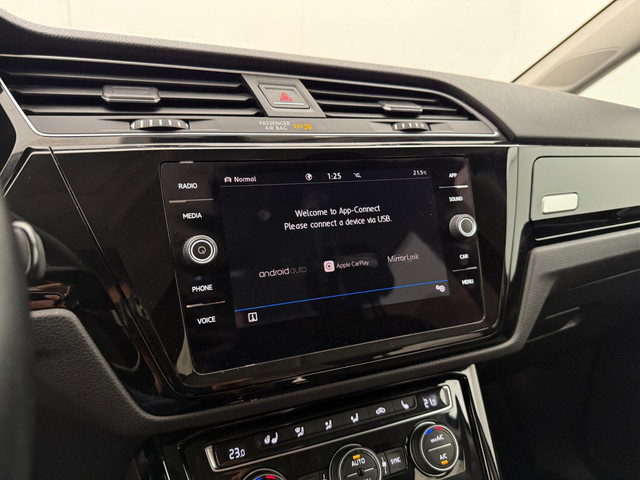 Volkswagen Touran 1.5 TSI Highline 7p Automaat | Adaptive Cruise Control | Parkeersensoren | Stoelverwarming | Apple CarPlay