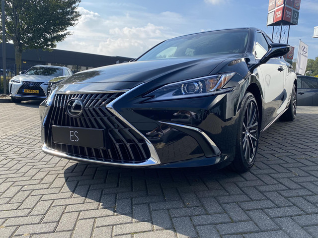 lexus-es-300h-35th-edition-direct-leverbaar-groot-scherm-blind-spot-stuurverw-stoelverw