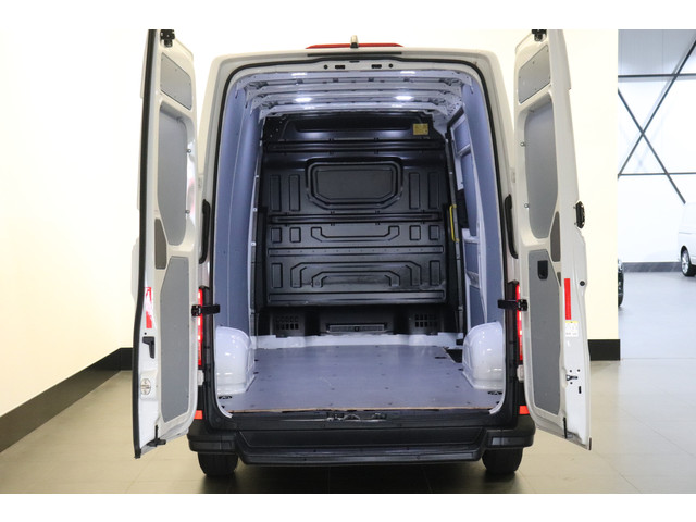 Volkswagen Crafter 2.0 TDI 140PK Automaat L3H3 EURO 6 - Airco - Navi - Cruise - Massage - €14.499,- Excl.