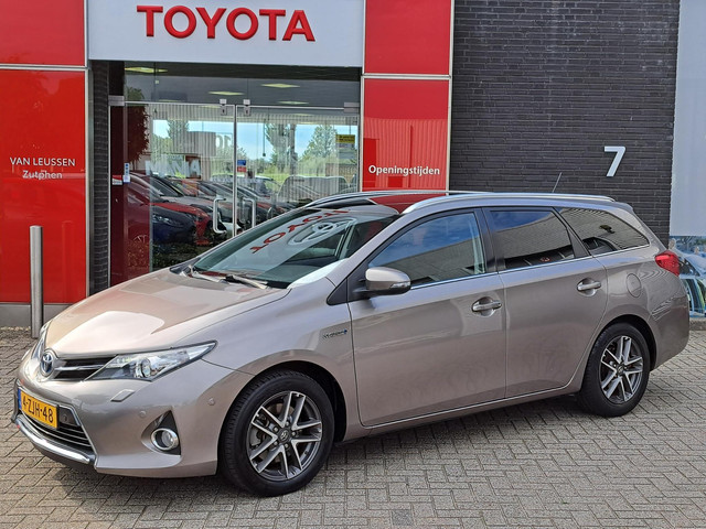 toyota-auris-touring-sports-1.8-hybrid-lease-navi-stoelverwarming-panoramadak-park-sensoren-trekhaak-camera-cruise-privacy-glass