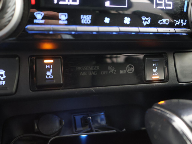 Toyota RAV4 2.5 HYBRID AWD BI-TONE + TREKHAAK | CARPLAY | CAMERA | STUUR STOELVERWARMING
