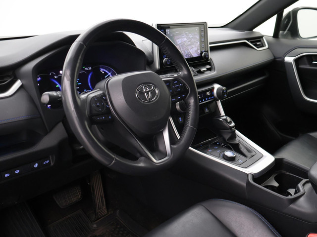 Toyota RAV4 2.5 HYBRID AWD BI-TONE + TREKHAAK | CARPLAY | CAMERA | STUUR STOELVERWARMING