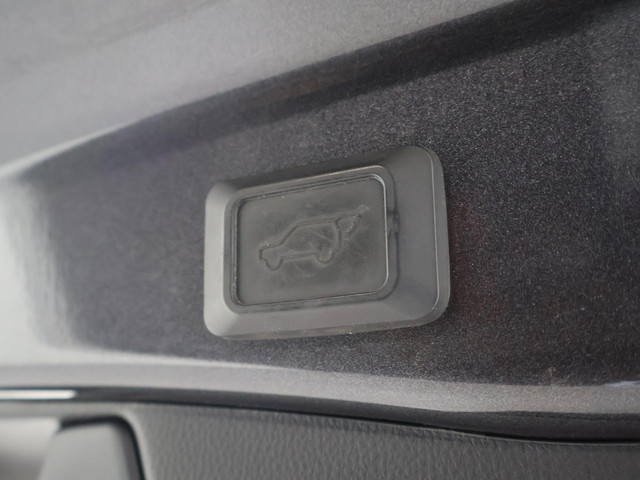 Toyota RAV4 2.5 HYBRID AWD BI-TONE + TREKHAAK | CARPLAY | CAMERA | STUUR STOELVERWARMING