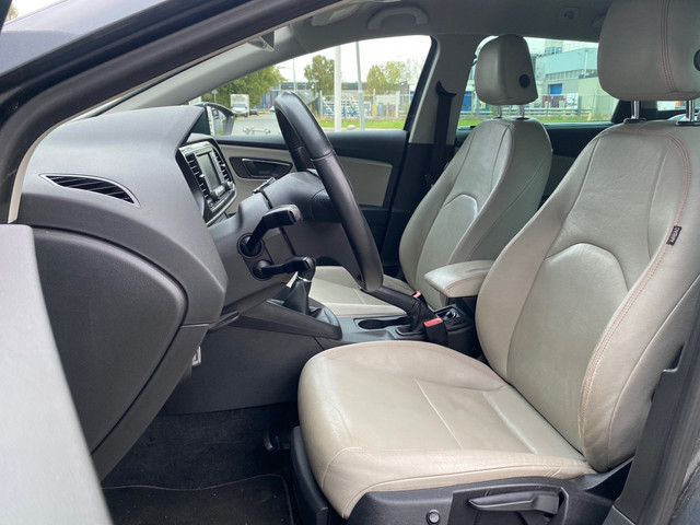 Seat Leon ST BWJ 2014 | 1.6 TDI 111PK Style Bus. | TREKHAAK | CLIMA | LEER | LED | PDC 2X | NAVI | CRUISE | STOELVERW | PRIVACY GLASS