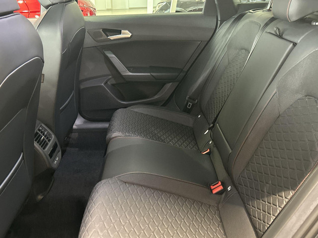 Seat Leon Sportstourer 1.5 TSI e-Hybrid FR Business 204 PK l Black Pack l Wegklapbare Trekhaak l Safe & Driving Pack