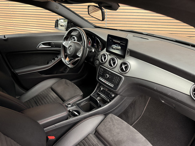 Mercedes-Benz CLA 180 Ambition AMG-Line 18Inch   Sportstoelen   Navi   Telefoon