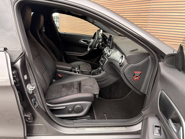 Mercedes-Benz CLA 180 Ambition AMG-Line 18Inch   Sportstoelen   Navi   Telefoon