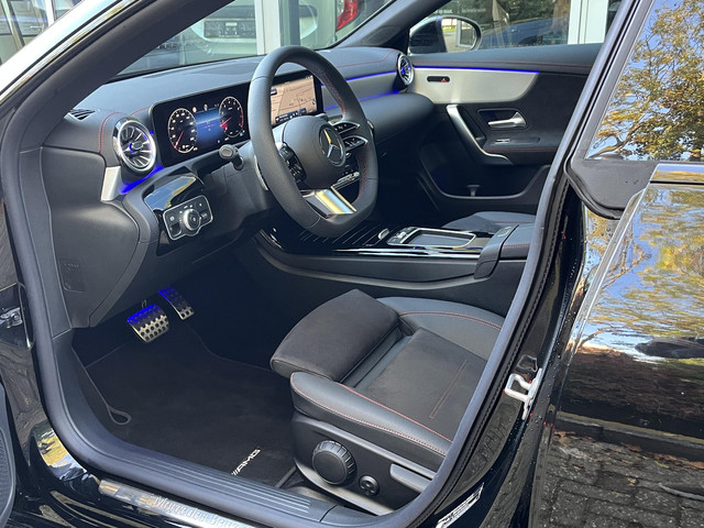 Mercedes-Benz CLA Shooting Brake 180 Star Edition AMG | Night Pakket | Panoramadak | MULTIBEAM LED Koplampen | Dodehoekassistent | Apple CarPlay |