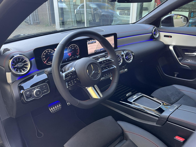 Mercedes-Benz CLA Shooting Brake 180 Star Edition AMG | Night Pakket | Panoramadak | MULTIBEAM LED Koplampen | Dodehoekassistent | Apple CarPlay |