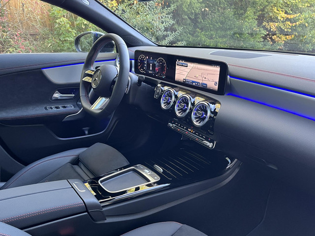 Mercedes-Benz CLA Shooting Brake 180 Star Edition AMG | Night Pakket | Panoramadak | MULTIBEAM LED Koplampen | Dodehoekassistent | Apple CarPlay |