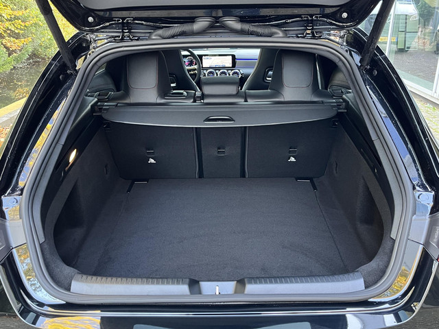 Mercedes-Benz CLA Shooting Brake 180 Star Edition AMG | Night Pakket | Panoramadak | MULTIBEAM LED Koplampen | Dodehoekassistent | Apple CarPlay |
