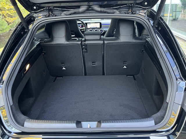 Mercedes-Benz CLA Shooting Brake 180 Star Edition AMG | Night Pakket | Panoramadak | MULTIBEAM LED Koplampen | Dodehoekassistent | Apple CarPlay |
