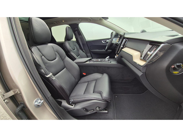 Volvo XC60 2.0 T8 Plug-in hybrid AWD Ultra Dark Zeer Compleet - MY 2026 - Luchtvering - 21” Wielen - Panorama dak - Lighting –Head up - B&W