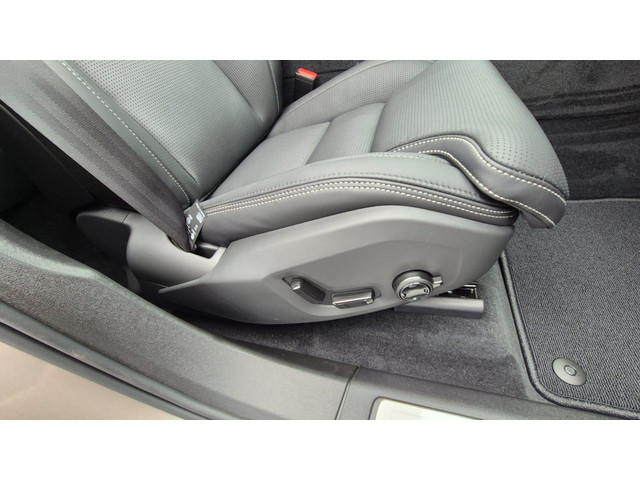Volvo XC60 2.0 T8 Plug-in hybrid AWD Ultra Dark Zeer Compleet - MY 2026 - Luchtvering - 21” Wielen - Panorama dak - Lighting –Head up - B&W
