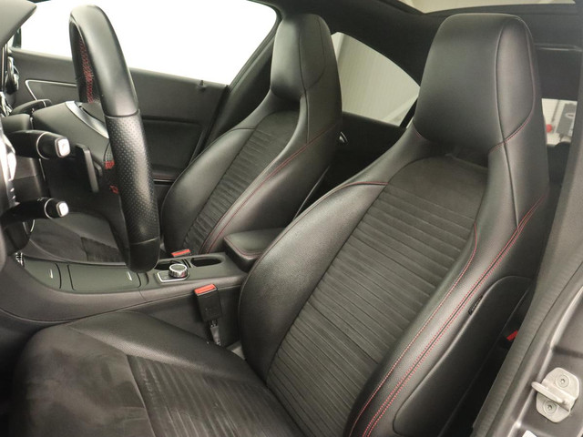 Mercedes-Benz CLA 200 Edition 1 | Panoramadak | Stoelverwarming | Xenon | Half leder | Navigatie | Climate control | Cruise control