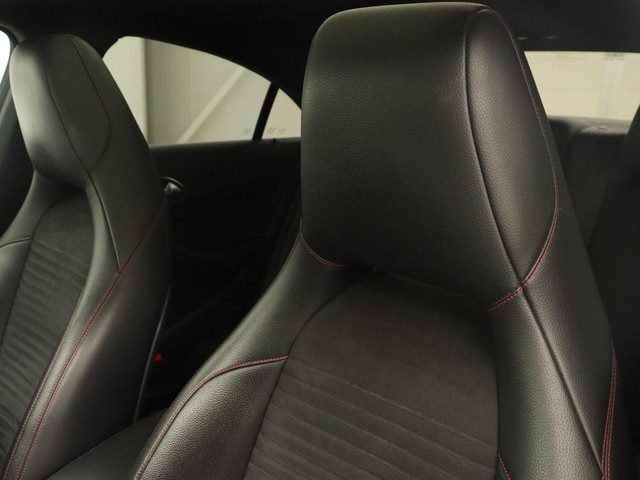 Mercedes-Benz CLA 200 Edition 1 | Panoramadak | Stoelverwarming | Xenon | Half leder | Navigatie | Climate control | Cruise control