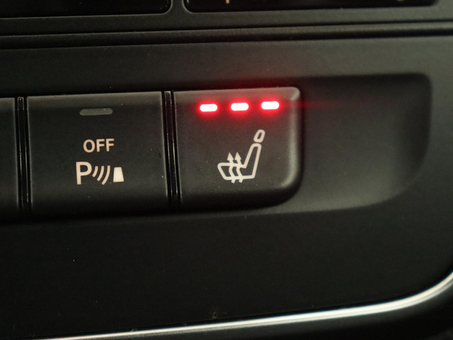 Mercedes-Benz CLA 200 Edition 1 | Panoramadak | Stoelverwarming | Xenon | Half leder | Navigatie | Climate control | Cruise control