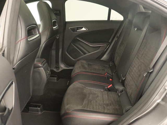 Mercedes-Benz CLA 200 Edition 1 | Panoramadak | Stoelverwarming | Xenon | Half leder | Navigatie | Climate control | Cruise control