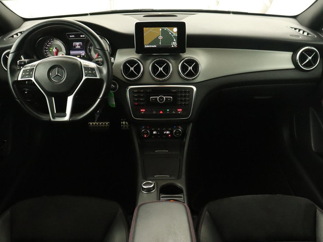 Mercedes-Benz CLA 200 Edition 1 | Panoramadak | Stoelverwarming | Xenon | Half leder | Navigatie | Climate control | Cruise control