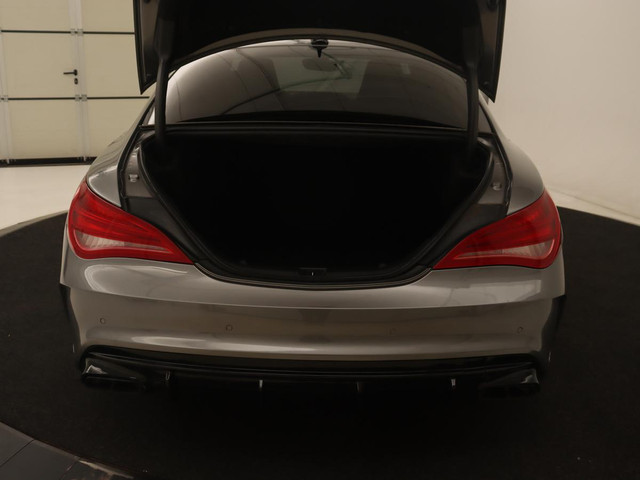 Mercedes-Benz CLA 200 Edition 1 | Panoramadak | Stoelverwarming | Xenon | Half leder | Navigatie | Climate control | Cruise control