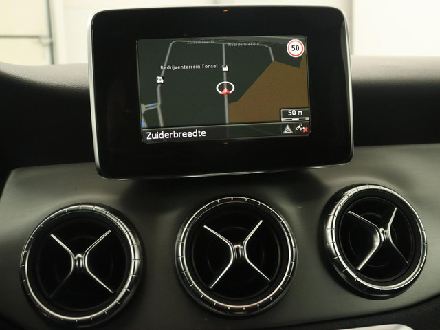 Mercedes-Benz CLA 200 Edition 1 | Panoramadak | Stoelverwarming | Xenon | Half leder | Navigatie | Climate control | Cruise control