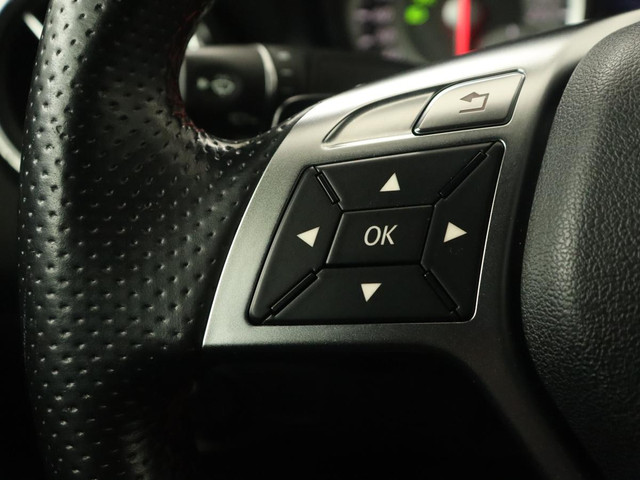 Mercedes-Benz CLA 200 Edition 1 | Panoramadak | Stoelverwarming | Xenon | Half leder | Navigatie | Climate control | Cruise control