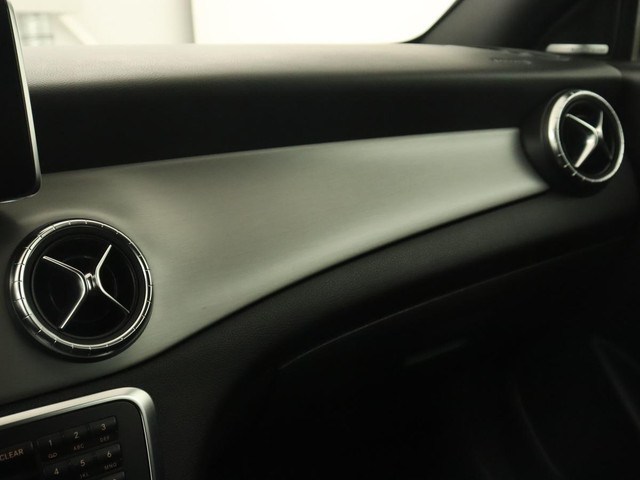 Mercedes-Benz CLA 200 Edition 1 | Panoramadak | Stoelverwarming | Xenon | Half leder | Navigatie | Climate control | Cruise control