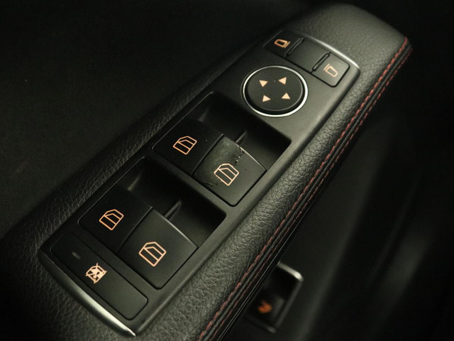 Mercedes-Benz CLA 200 Edition 1 | Panoramadak | Stoelverwarming | Xenon | Half leder | Navigatie | Climate control | Cruise control