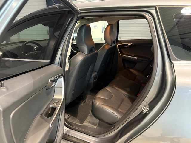 Volvo XC60 D4 Aut. Summum Leder Stoelverwarming Trekhaak Parkeercamera 190pk