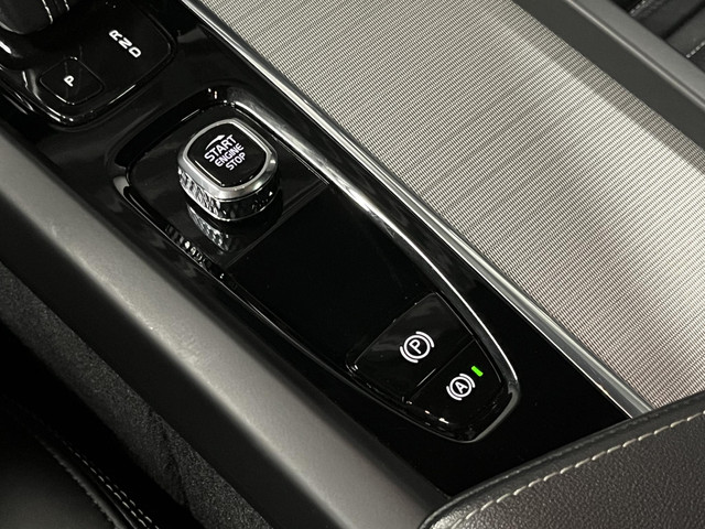 Volvo XC60 2.0 T6 Plug-in hybrid AWD R-Design Open dak | Trekhaak | Adapt. cruise | Head-up | 360 graden camera | Stoelventilatie