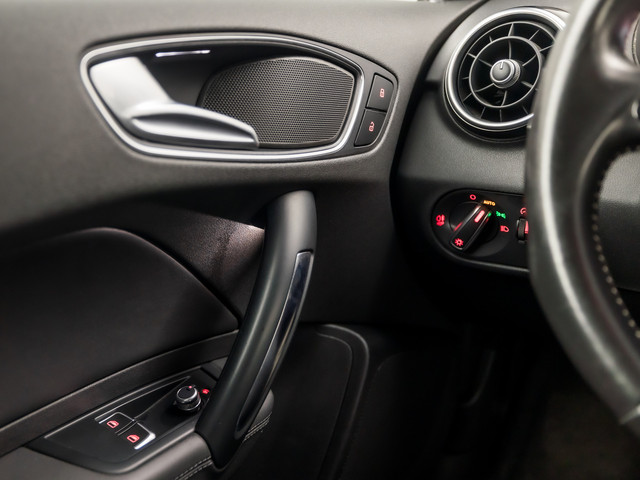 Audi A1 1.8 TFSI S-Line Sport 192Pk Automaat (2X S-LINE, NAVIGATIE, XENON, CLIMATE, LEDER, SPORTSTOELEN, FLIPPERS, GETINT GLAS, CRUISE,