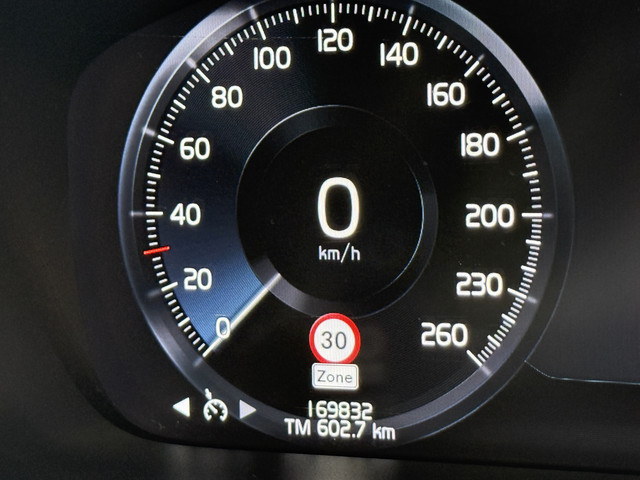 Volvo V60 2.0 B3 Momentum Advantage | R-Design | Elek. Trekhaak | Camera | Dealer onderhouden
