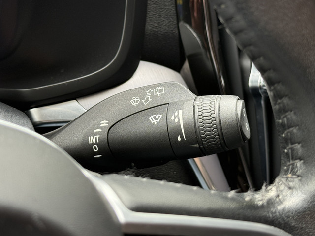 Volvo V60 2.0 B3 Momentum Advantage | R-Design | Elek. Trekhaak | Camera | Dealer onderhouden