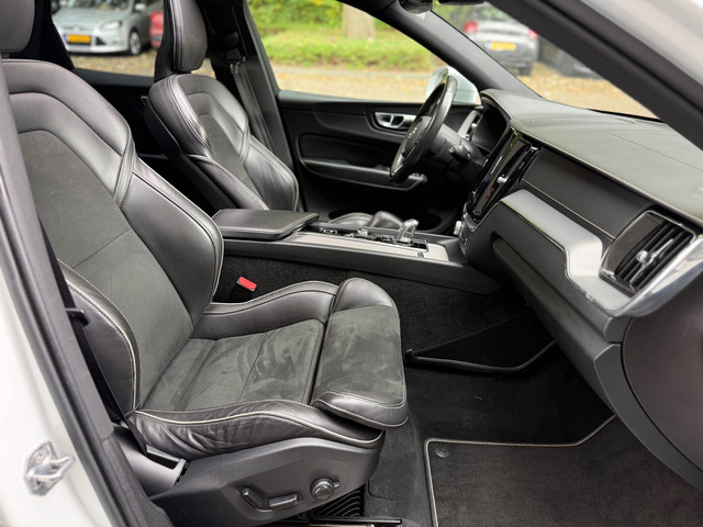 Volvo XC60 2.0 T8 Twin Engine AWD R-Design l Pano l 360 Camera l HK Audio l Trekhaak l Luchtvering l
