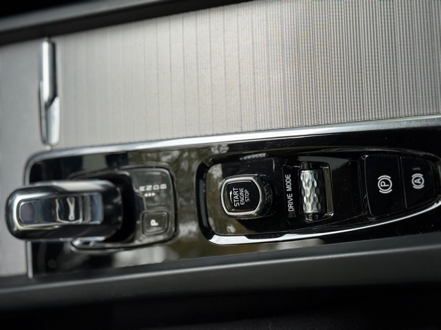 Volvo XC60 2.0 T8 Twin Engine AWD R-Design l Pano l 360 Camera l HK Audio l Trekhaak l Luchtvering l