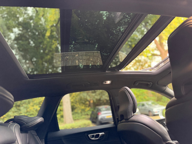 Volvo XC60 2.0 T8 Twin Engine AWD R-Design l Pano l 360 Camera l HK Audio l Trekhaak l Luchtvering l