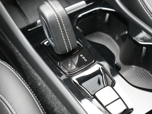 Volvo XC40 T4 Recharge R-Design Plug In Hybrid 211pk Dealer O.H PHEV | Panodak | Adaptive Cruise | 360 Camera | Alcantara Sportstoelen Memo