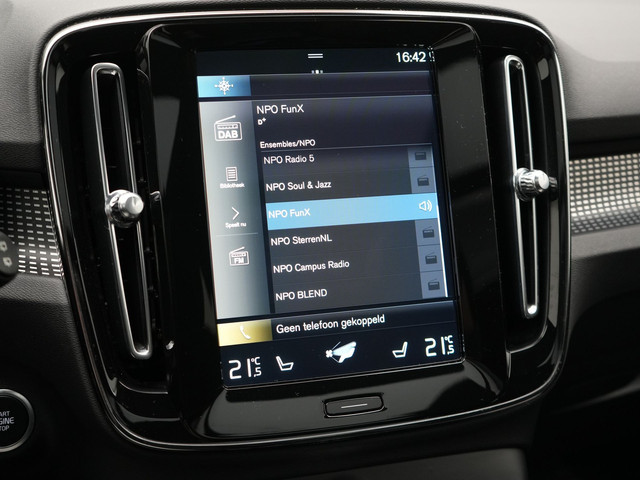 Volvo XC40 T4 Recharge R-Design Plug In Hybrid 211pk Dealer O.H PHEV | Panodak | Adaptive Cruise | 360 Camera | Alcantara Sportstoelen Memo