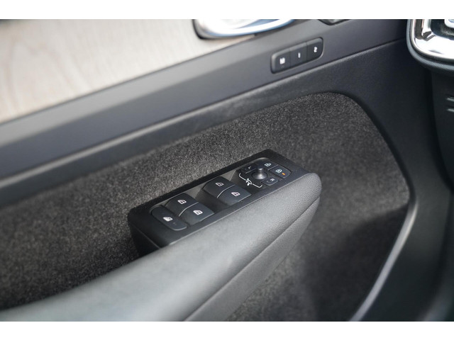 Volvo XC40 1.5 T5 Recharge Inscription | Dealer onderhouden | Harman Kardon | Elektrisch verstelbare voorstoelen | Panoramisch schuif kante