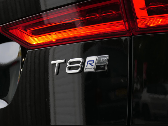 Volvo XC60 2.0 Recharge T8 AWD R-Design | Luchtvering | Black optic | Panoramadak | Head-up display | Harman Kardon | Full LED | Stuur- Sto