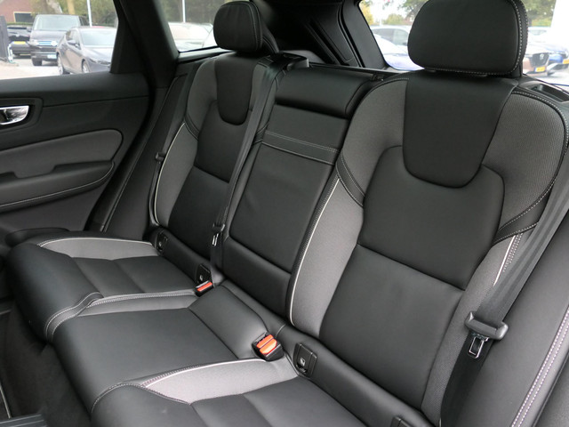 Volvo XC60 2.0 Recharge T8 AWD R-Design | Luchtvering | Black optic | Panoramadak | Head-up display | Harman Kardon | Full LED | Stuur- Sto