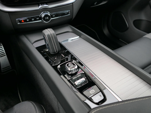 Volvo XC60 2.0 Recharge T8 AWD R-Design | Luchtvering | Black optic | Panoramadak | Head-up display | Harman Kardon | Full LED | Stuur- Sto