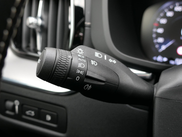 Volvo XC60 2.0 Recharge T8 AWD R-Design | Luchtvering | Black optic | Panoramadak | Head-up display | Harman Kardon | Full LED | Stuur- Sto