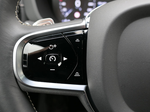Volvo XC60 2.0 Recharge T8 AWD R-Design | Luchtvering | Black optic | Panoramadak | Head-up display | Harman Kardon | Full LED | Stuur- Sto