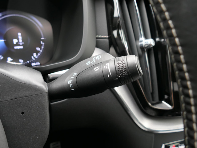 Volvo XC60 2.0 Recharge T8 AWD R-Design | Luchtvering | Black optic | Panoramadak | Head-up display | Harman Kardon | Full LED | Stuur- Sto