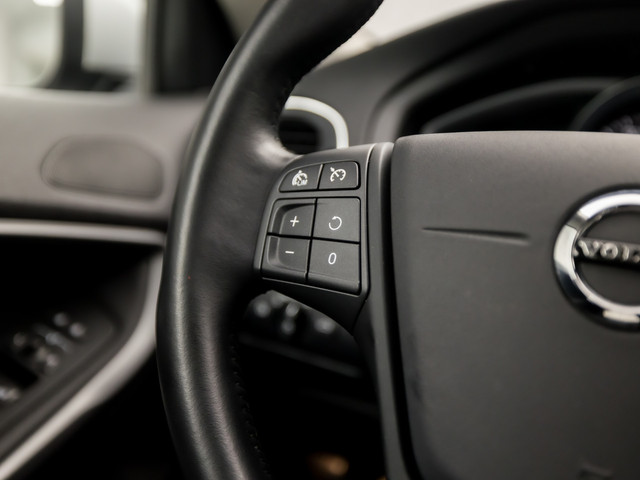 Volvo V40 2.0 T2 Inscription (NAVIGATIE, CLIMATE, CAMERA, STOELVERWARMING, LED KOPLAMPEN, SPORTSTOELEN, CRUISE, PARKEERSENSOREN, NIEUWE AP