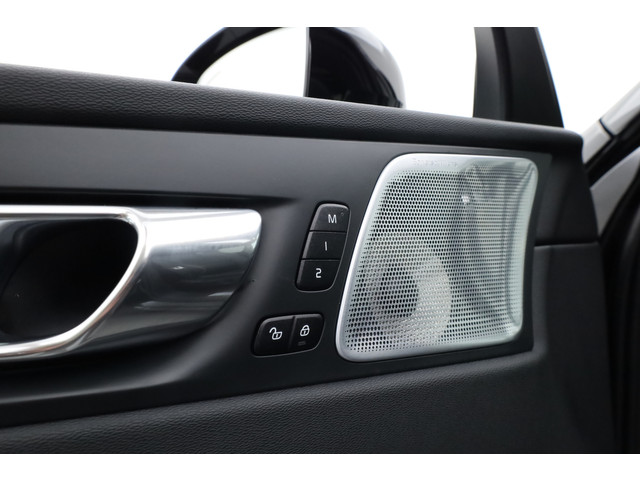 Volvo XC60 T8 Recharge Plus Black Edition | Luchtvering | Bowers & Wilkins | Pano | Memory | 360cam | Trekhaak