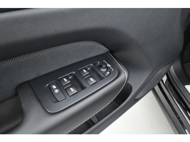 Volvo XC60 T8 Recharge Plus Black Edition | Luchtvering | Bowers & Wilkins | Pano | Memory | 360cam | Trekhaak